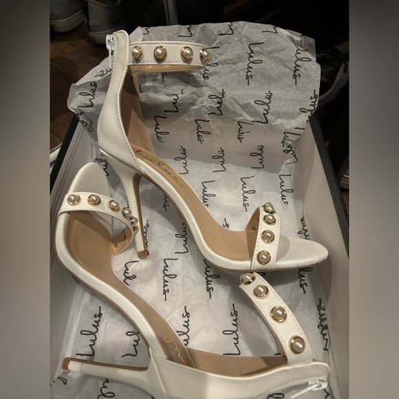 Lulus size 7 white pearl studded heels - Picture 3 of 6